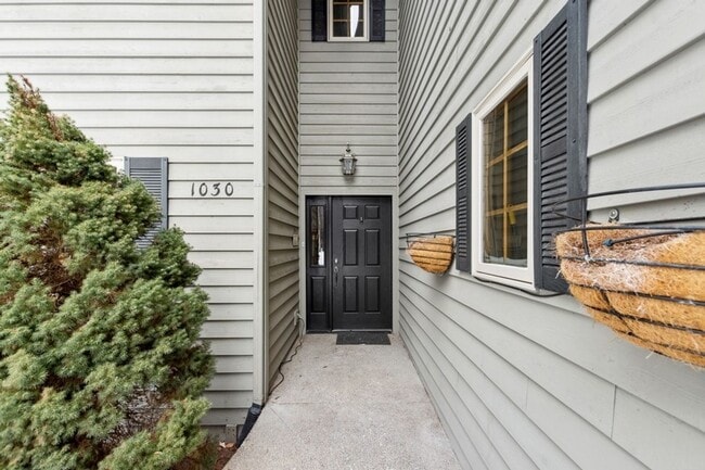 Building Photo - 3 bedroom, 2.5 bath townhome, close to Whi...