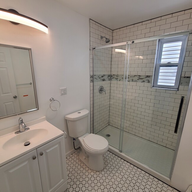 New Bathroom - 1219 Hillside Plz