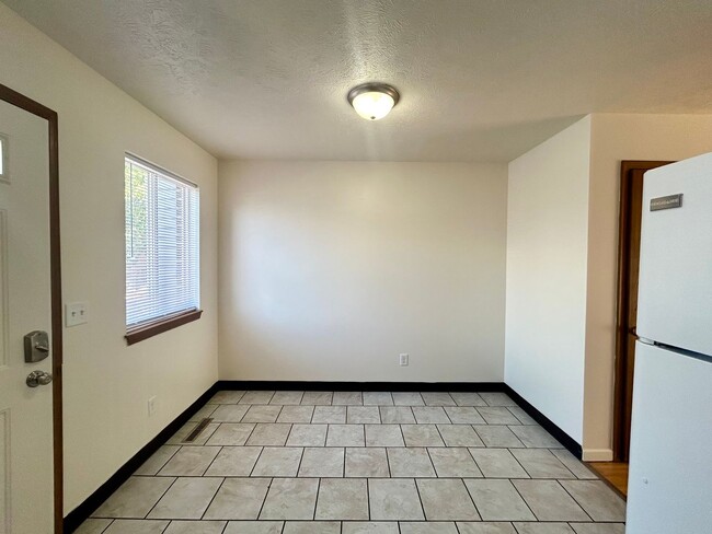 Building Photo - Two Bedroom Home in Southwest Grand Rapids