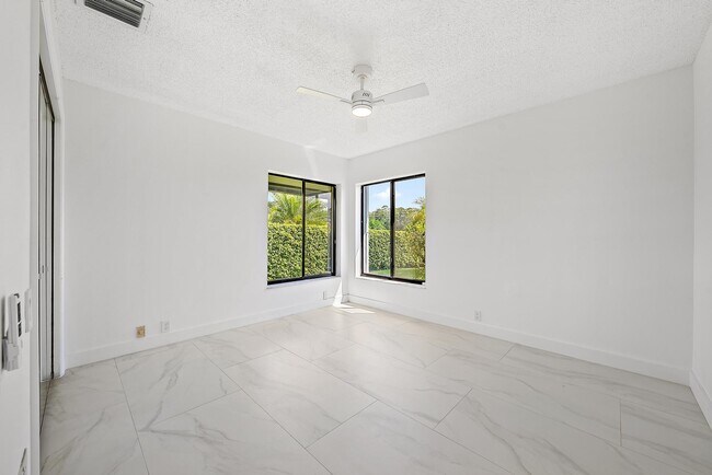 Building Photo - 18 Glencairn Rd