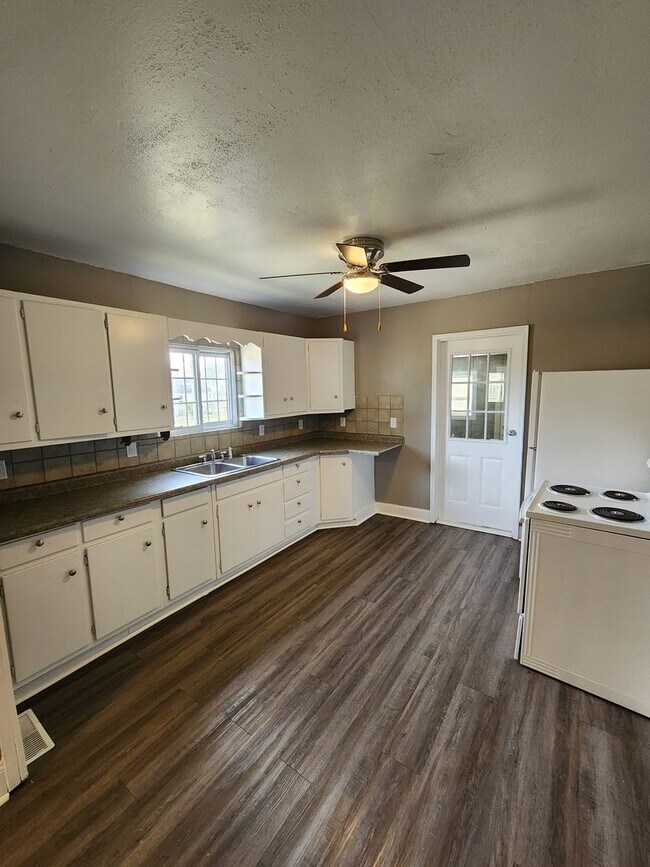 Building Photo - 4 Bedroom 1 bath