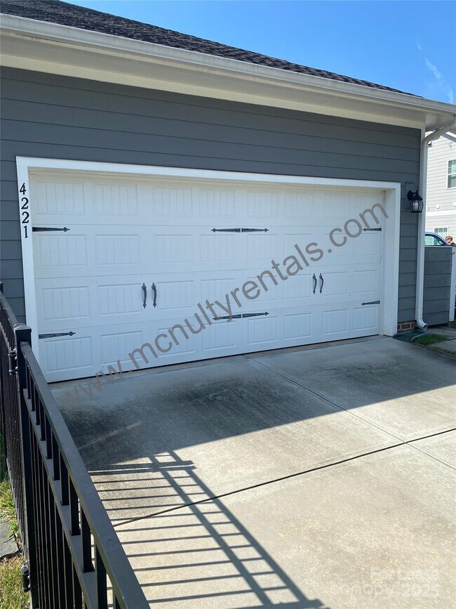 Building Photo - 4221 Courtly Ln