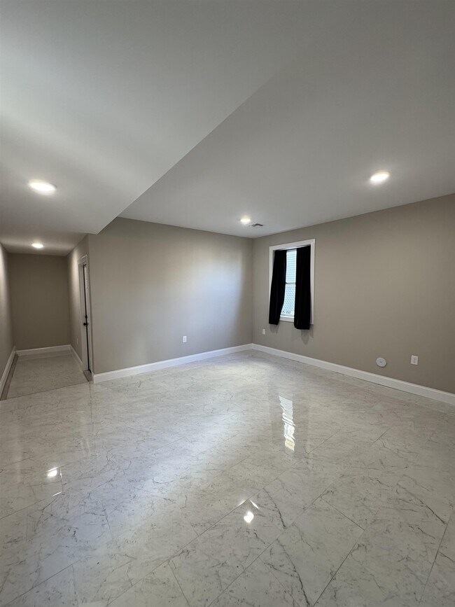 Building Photo - 515 Walnut St