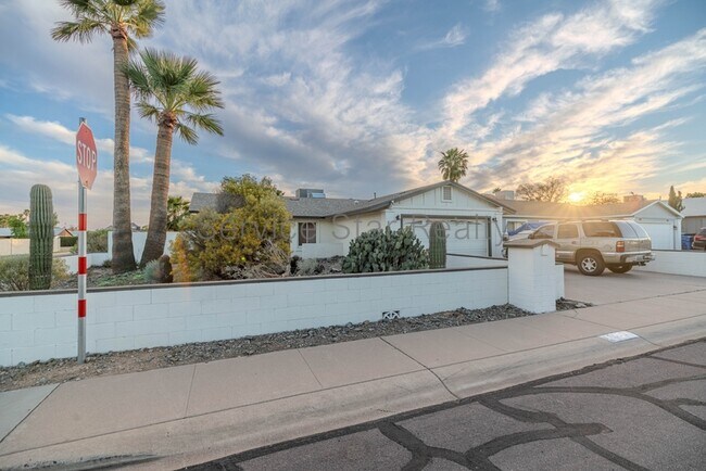 Building Photo - 2609 E Aster Dr