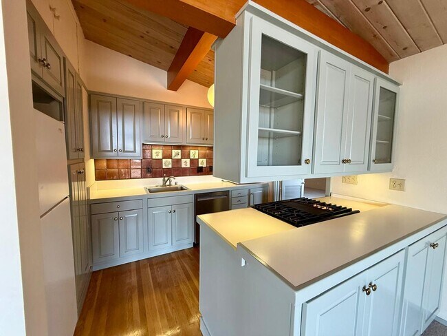 Building Photo - SPACIOUS THREE BED / THREE BATH HOME OFF OF PANORAMIC HWY WITH STUNNING VIEWS