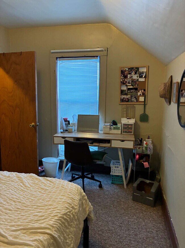 Building Photo - 4 Bed 2 Bath close to UWEC!