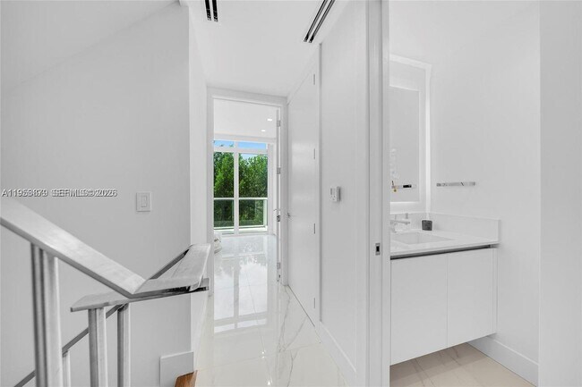 Building Photo - 100 South Pointe Dr