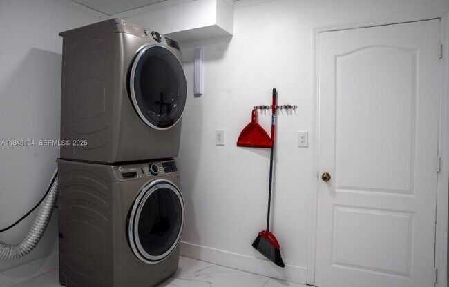 Building Photo - 16710 SW 140th Ave