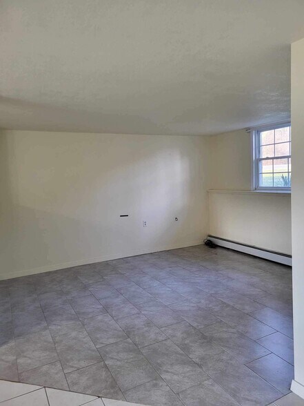 Building Photo - 4 Dr Knapp Rd S