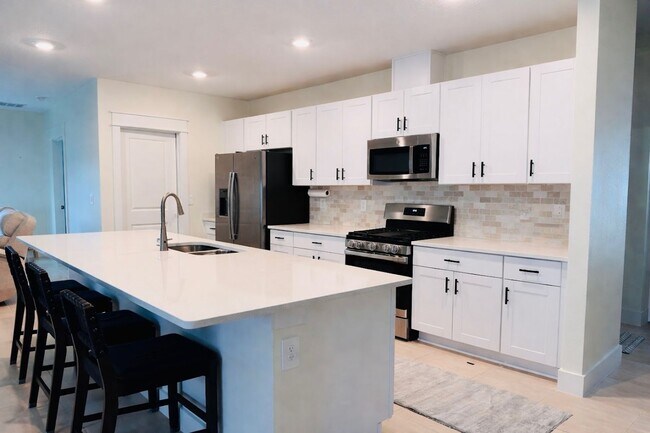 Building Photo - Stunning 4/3 with NO REAR NEIGHBORS!