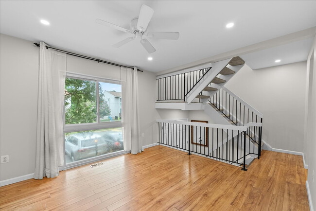 Building Photo - "Charming 4-Bed Townhouse with Granite Tou...