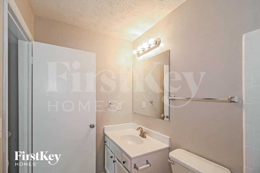 Building Photo - 227 Avalon Way