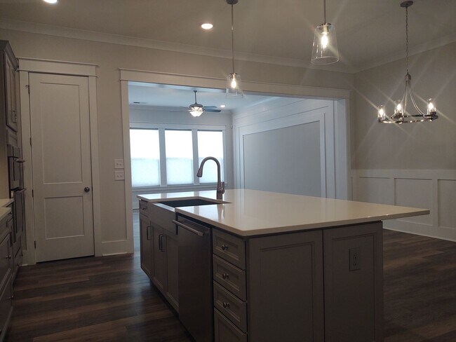 Building Photo - Move-in ready Townhome located in Blanchar...