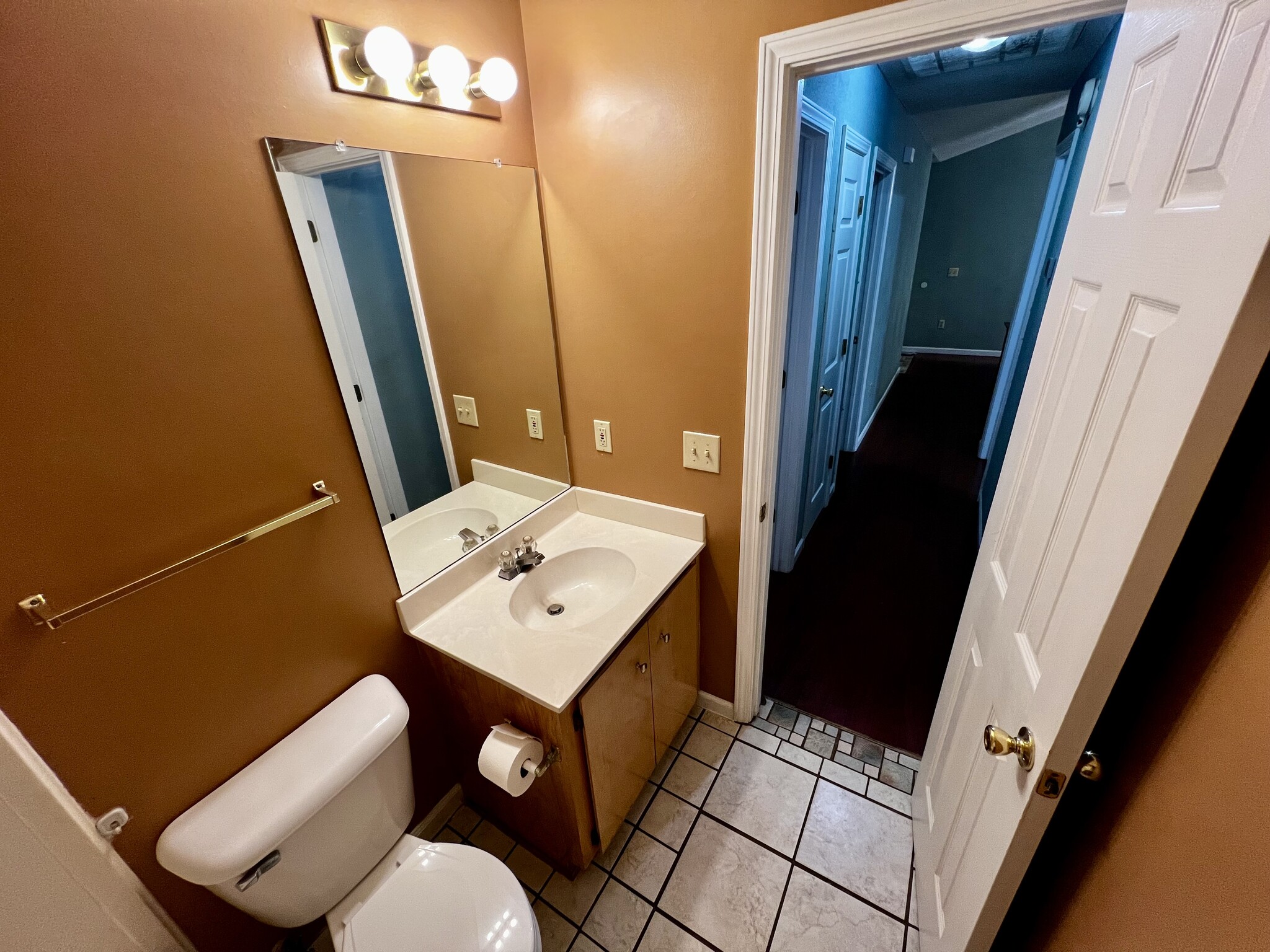 Hall bathroom - 64 Island Dr