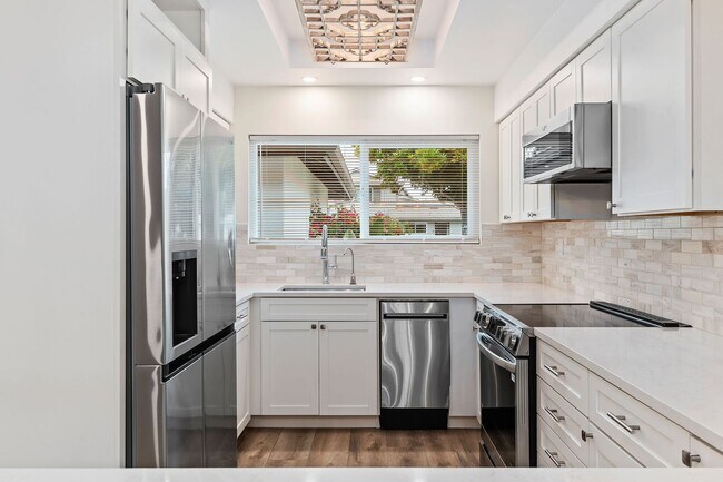 Building Photo - Welcome to this charming 2-bedroom, 1.5-ba...