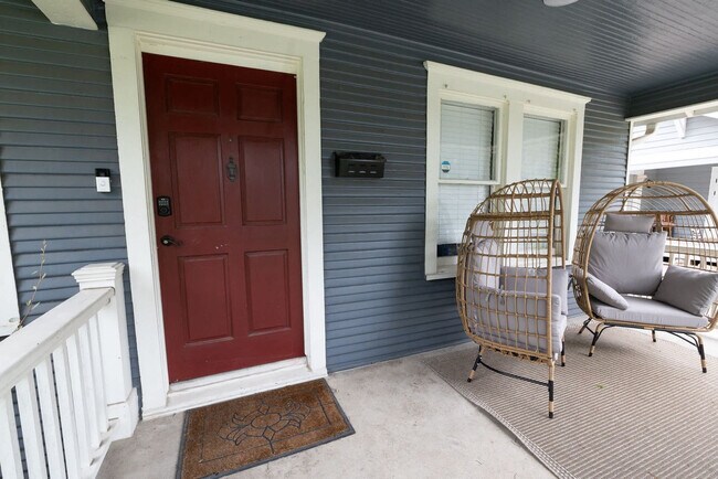 Building Photo - 725 Peddie St