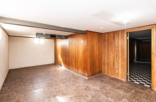 Building Photo - Lovely 3 Bedroom 2 Bathroom Home