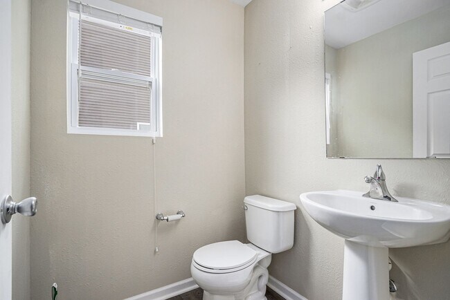 Building Photo - Newer 4 Bedroom for Lease