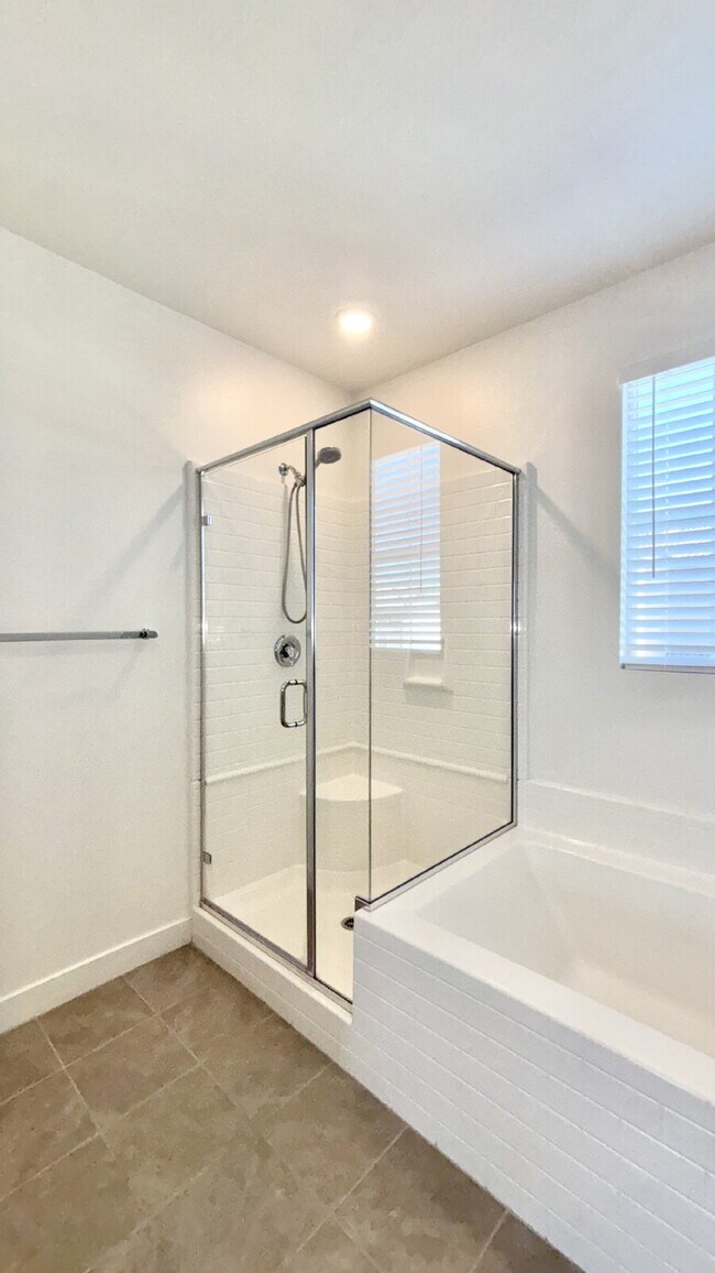 Building Photo - 4 Bedrooms Available University Park