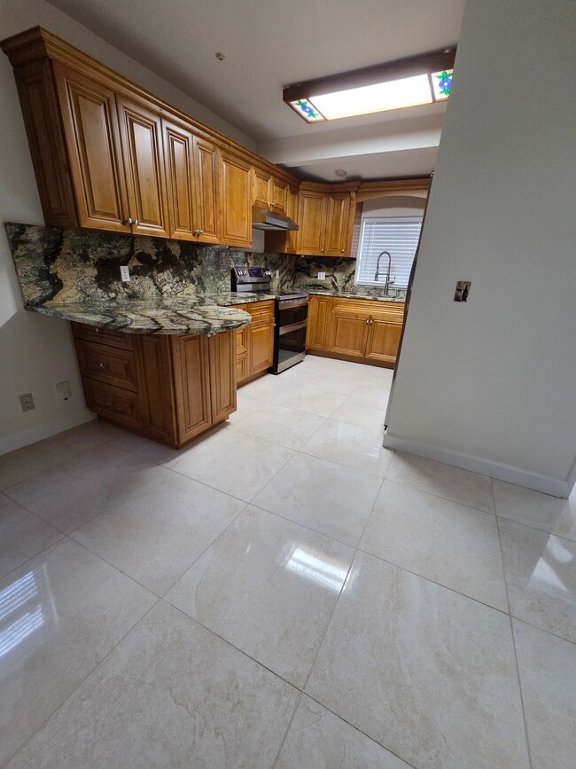 Building Photo - 1008 Macy St