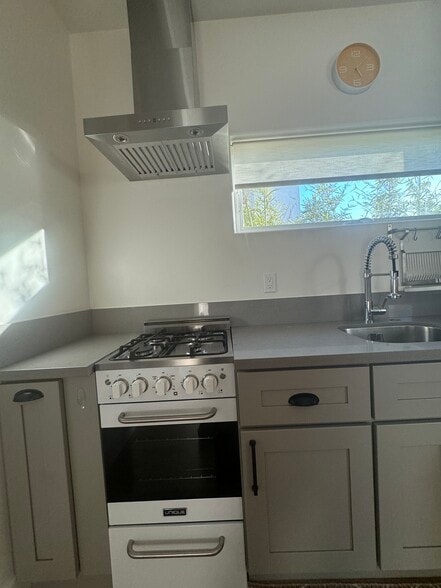 itchen - 648 E Fairview Blvd