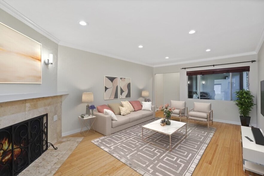 Primary Photo - 15457 Moorpark St
