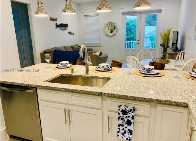 Building Photo - 667 SW Cleveland Ave