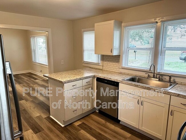 Building Photo - 1013 Eleanor Dr