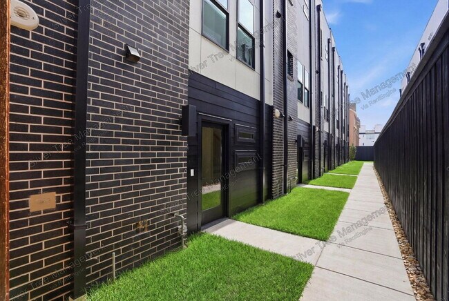 Building Photo - 4520 Cabell Dr