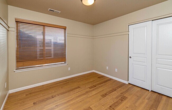 Building Photo - Welcome Home to Comfortable Bend Living