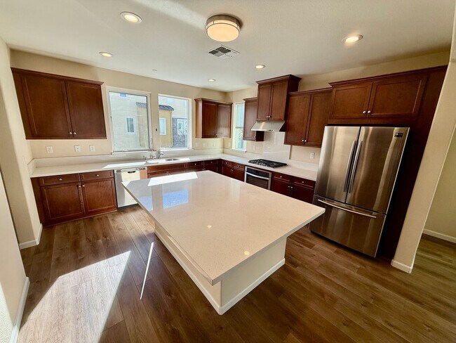 Building Photo - 4BD/3.5B Home in Dublin's Boulevard Community, a Stone's Throw Away From Persimmon and Hacienda!