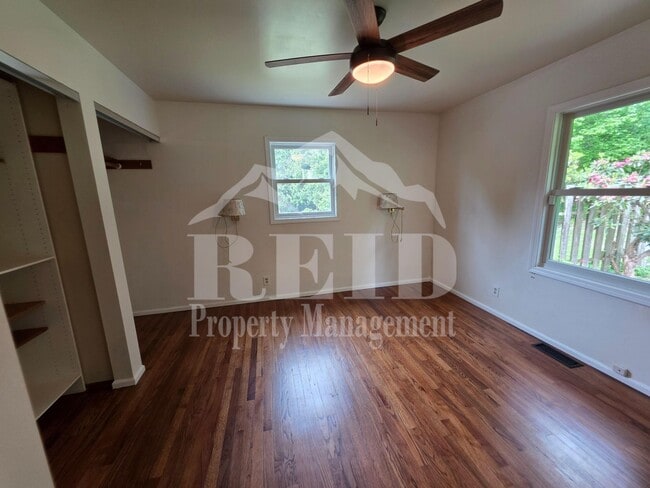 Building Photo - Central Kitsap Home with Large Fenced Yard Close to Shopping, Base, & Kitsap Lake