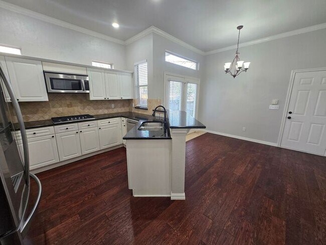 Building Photo - 6116 Thursby Ave