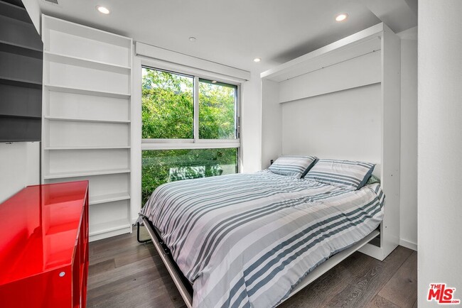 Building Photo - 718 Marine St