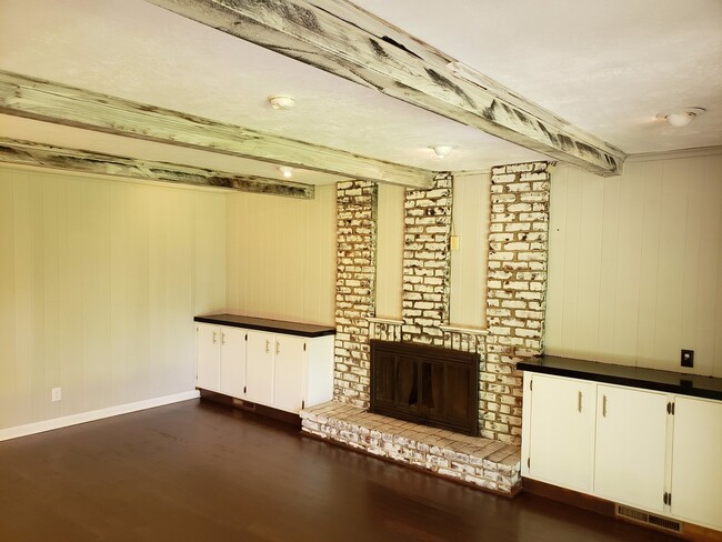 Building Photo - 2 Living Areas - Southern Hills - Home of ...