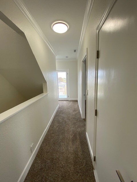 Building Photo - 585 Laine St