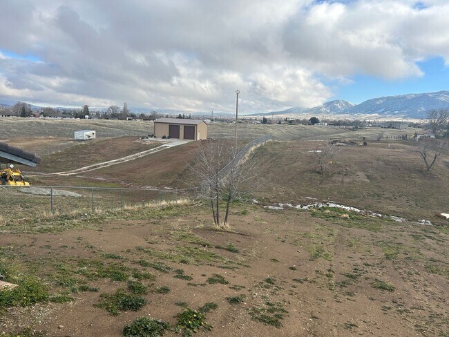 Building Photo - Horse Property in Golden Hills