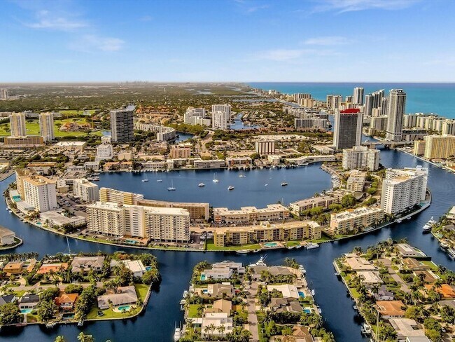 Building Photo - 401 Golden Isles Dr