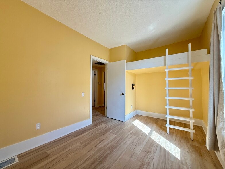 Building Photo - 909 Ouray Ave