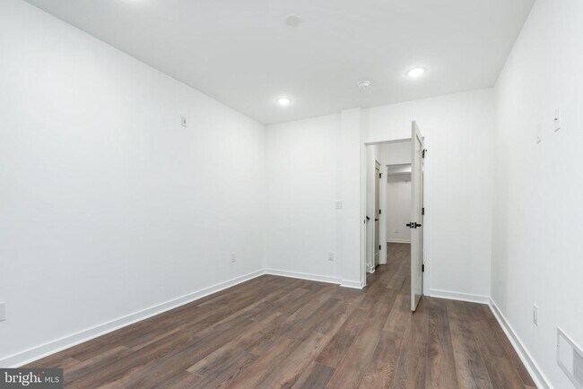 Building Photo - 608 S American St