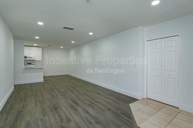 Building Photo - 4352 S Kirkman Rd