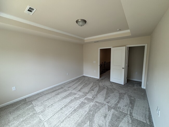 Building Photo - 837 Falls Grove Trl