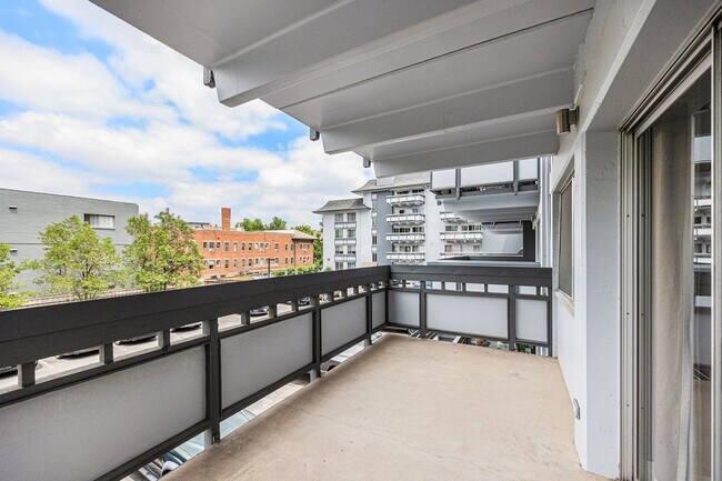 Building Photo - Spacious 1 bedroom home in the heart of Capital Hill! 1 Reserved Parking Space and Storage Unit!