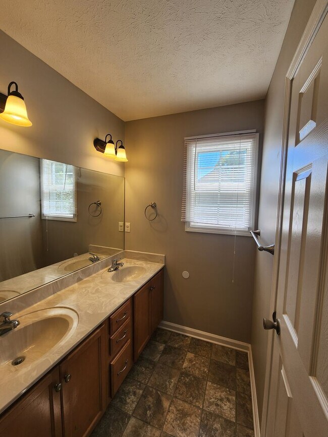 Building Photo - 4 Bedroom 3 Full Bath + Bonus Room
