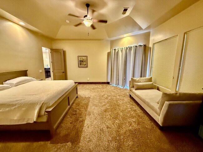Building Photo - Beautiful Five-Bedroom Home in Tonaquint V...