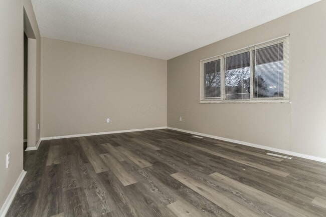 Building Photo - 2033 Queensbridge Dr