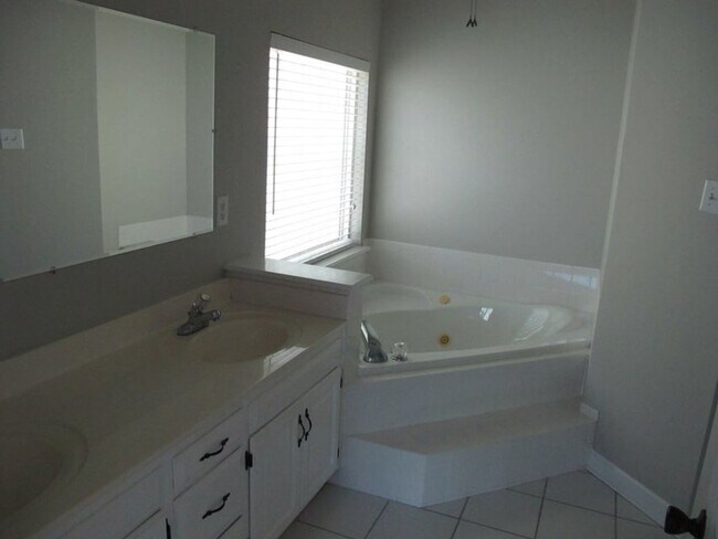 Building Photo - Upscale Lakefront Home  In the Heart of Martinez
