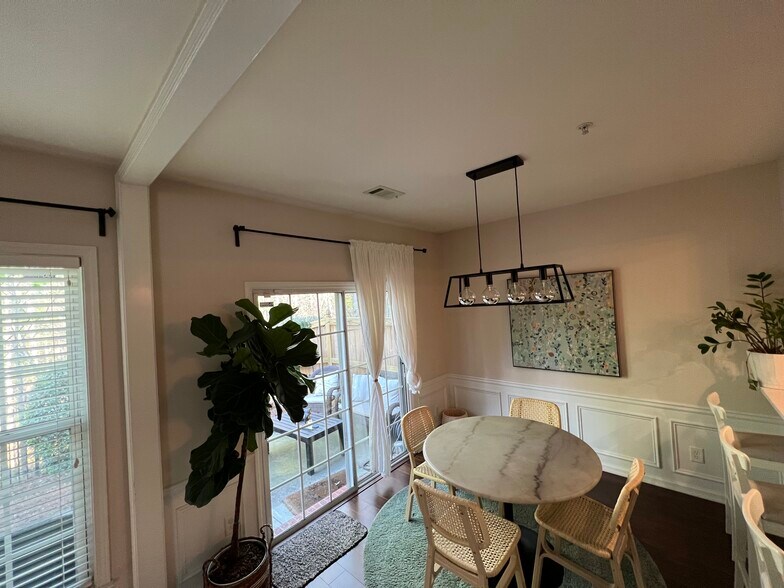 Eating table - 5731 Evadale Trce