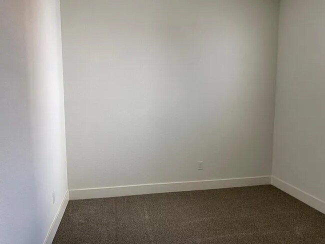Building Photo - 2434 Urdaneta Way
