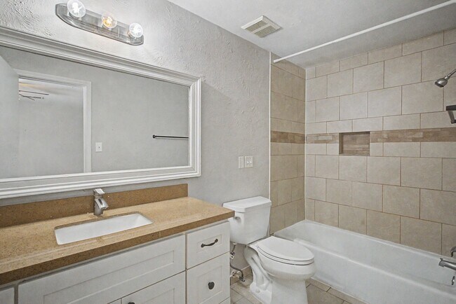 Building Photo - 413 W Semands Ave
